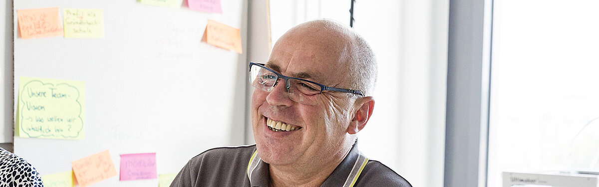 Herr Matthias Zietz lachend