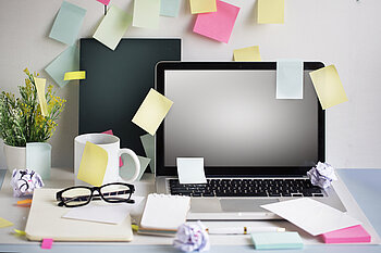 Laptop mit Post-its